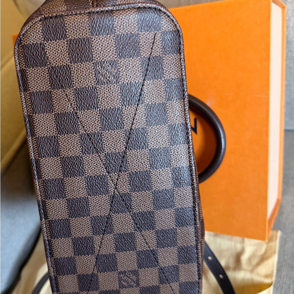 Louis Vuitton Damier Ebene Siena PM

PM: ~13.4 x 9.8 x 5.9 in - Picture 4 of 6